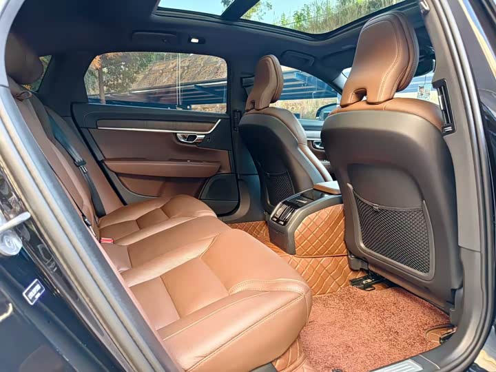 Фото 11 - Volvo S90