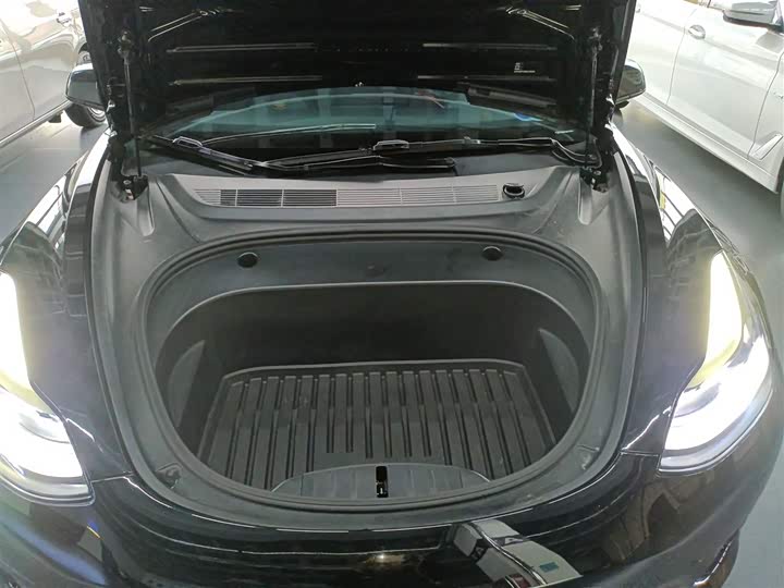 Фото 10 - Tesla Model 3