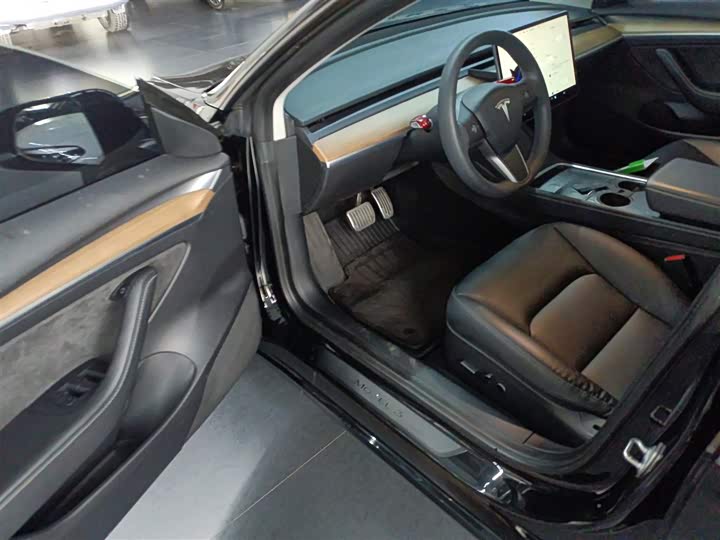 Фото 12 - Tesla Model 3