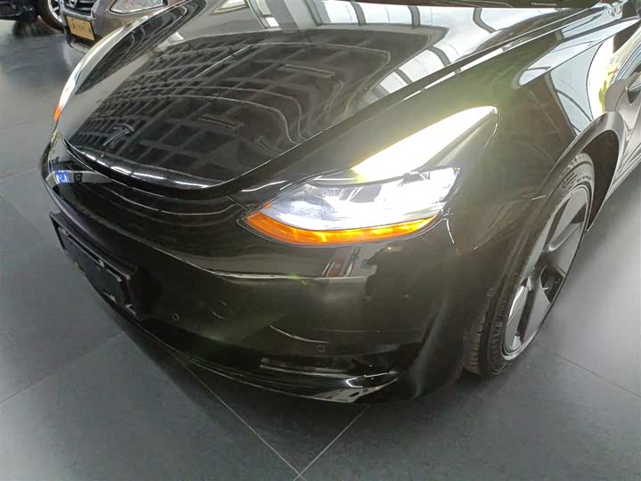 Фото 15 - Tesla Model 3