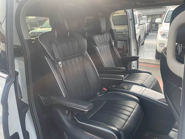 Фото 14 - Roewe iMax 8