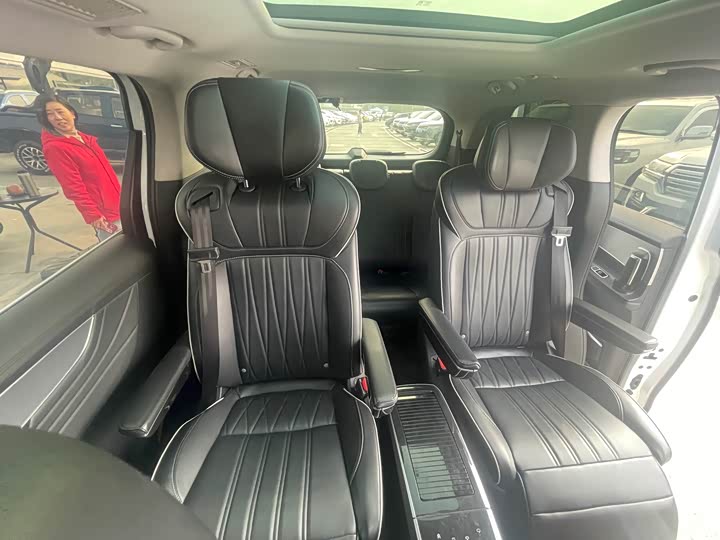 Фото 16 - Roewe iMax 8