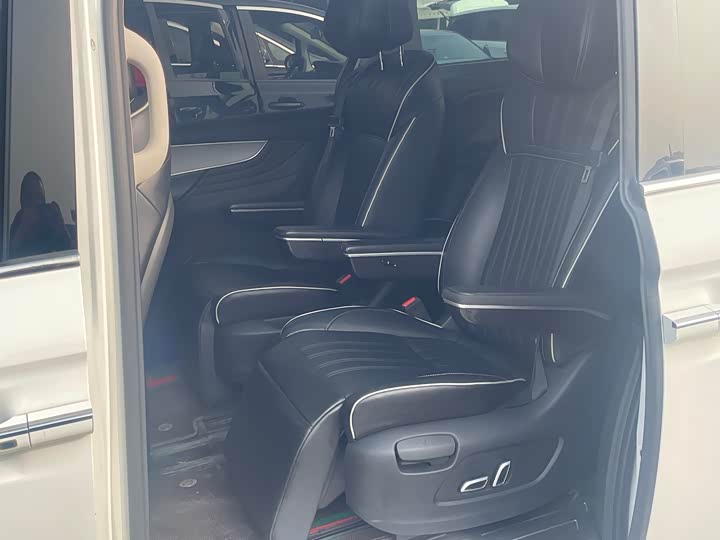 Фото 7 - Roewe iMax 8