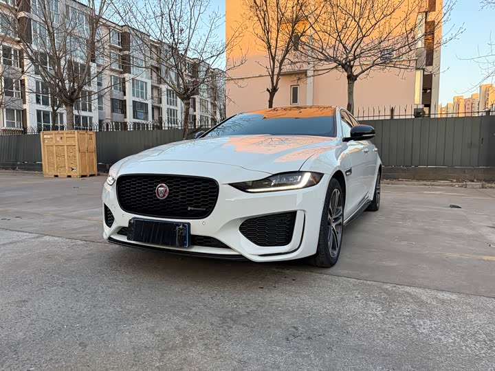 Фото 1 - Jaguar XE L