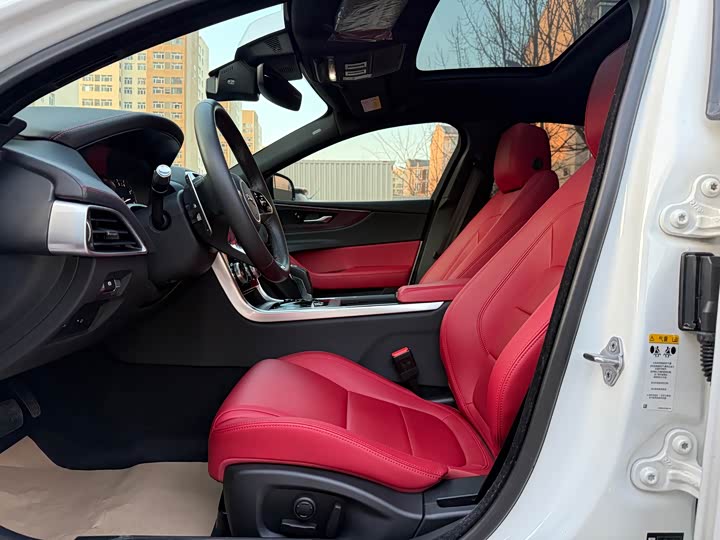 Фото 10 - Jaguar XE L