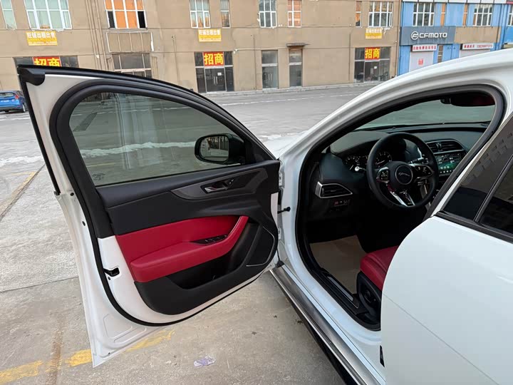 Фото 11 - Jaguar XE L