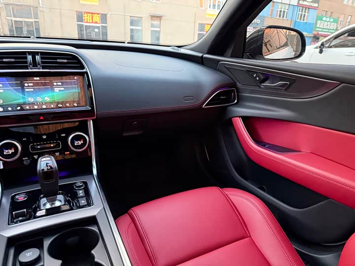 Фото 17 - Jaguar XE L