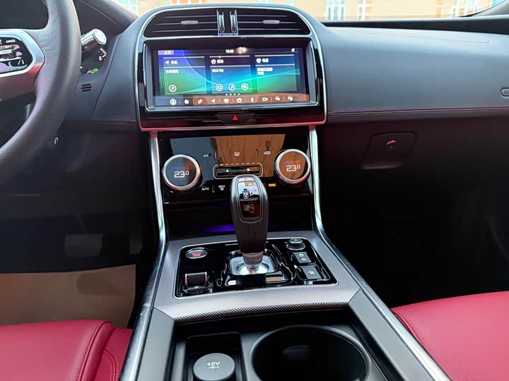 Фото 18 - Jaguar XE L