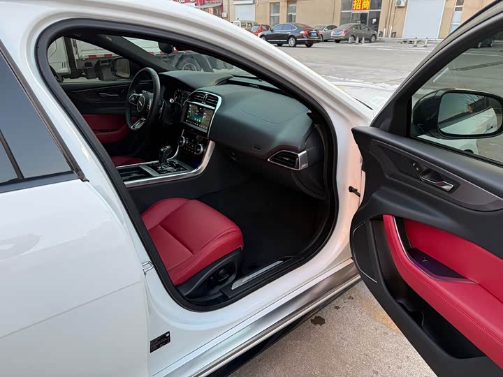 Фото 19 - Jaguar XE L