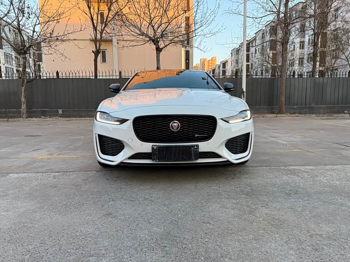Фото 2 - Jaguar XE L