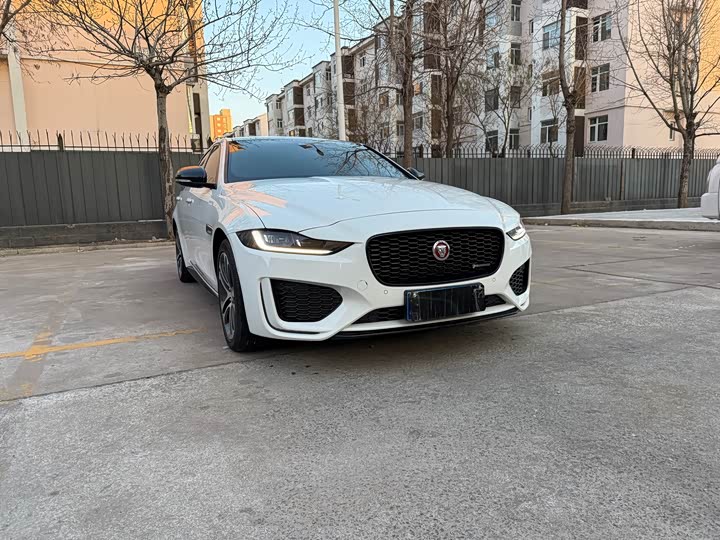 Фото 3 - Jaguar XE L