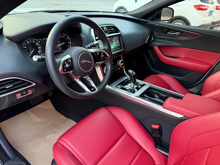 Фото 8 - Jaguar XE L