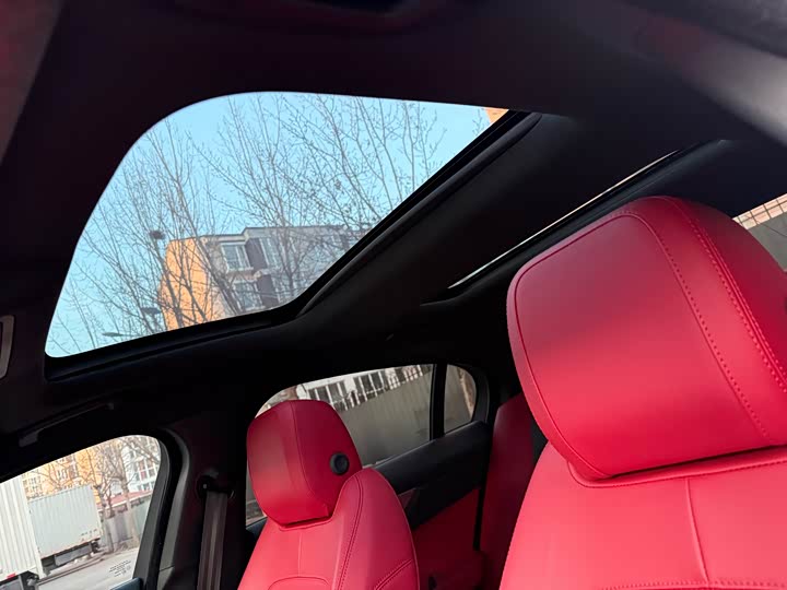 Фото 9 - Jaguar XE L