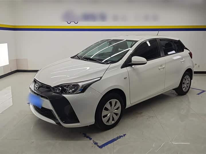 Фото 1 - Toyota Yaris L Hatchback