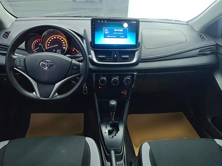 Фото 10 - Toyota Yaris L Hatchback