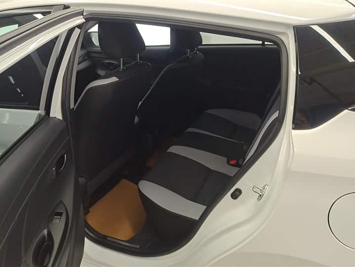 Фото 11 - Toyota Yaris L Hatchback