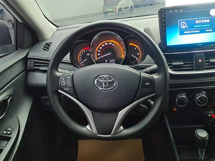 Фото 12 - Toyota Yaris L Hatchback