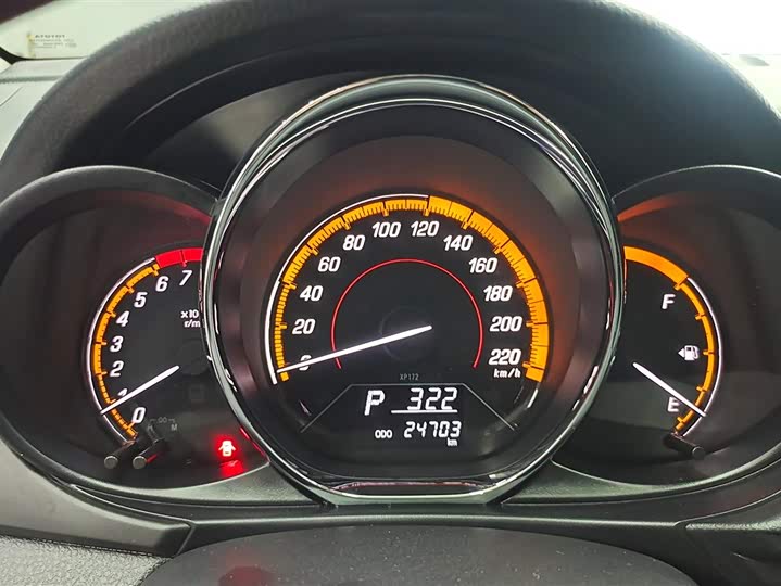 Фото 13 - Toyota Yaris L Hatchback