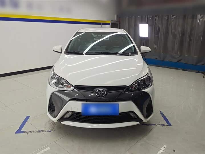 Фото 3 - Toyota Yaris L Hatchback