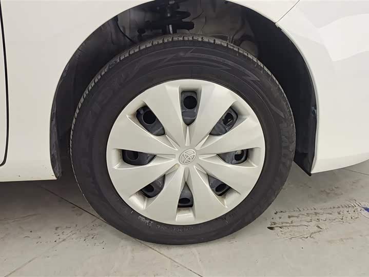 Фото 4 - Toyota Yaris L Hatchback