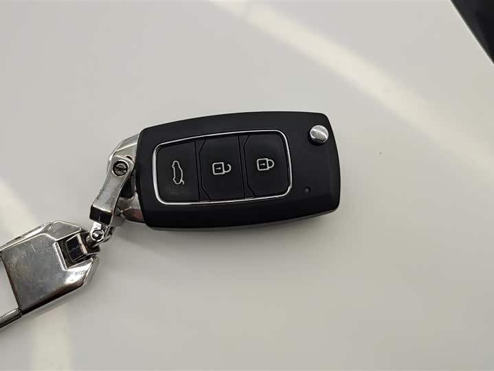 Фото 9 - Toyota Yaris L Hatchback