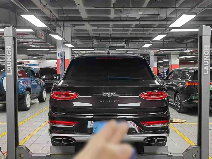 Фото 13 - Bentley Bentayga