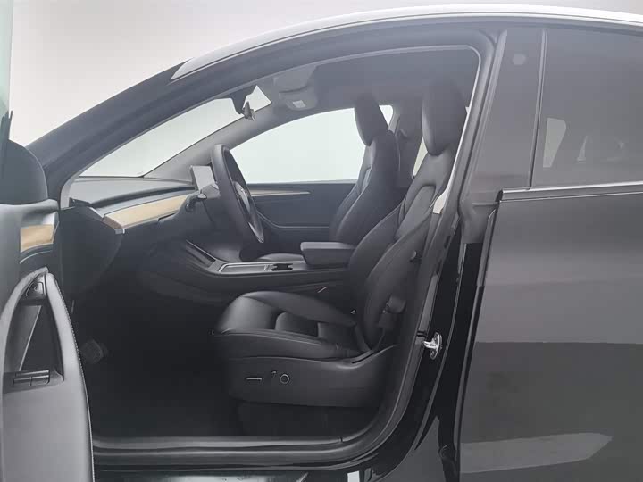 Фото 10 - Tesla Model Y