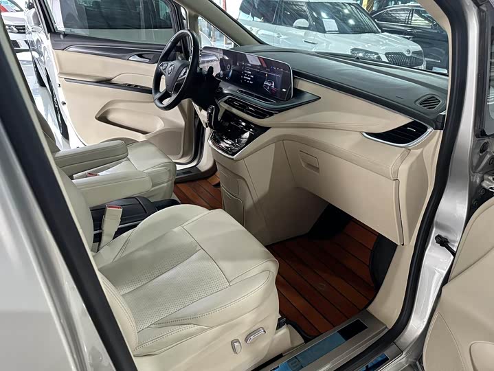 Фото 16 - Buick GL8 ES