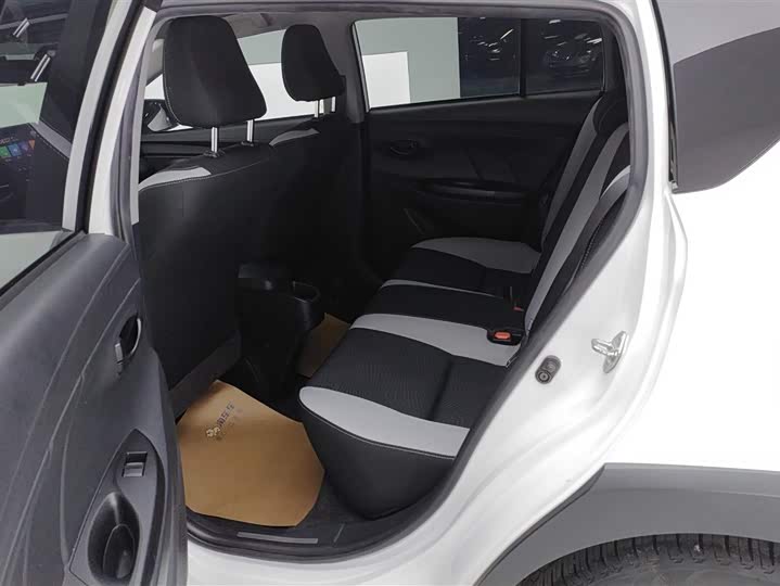 Фото 11 - Toyota Yaris L Hatchback