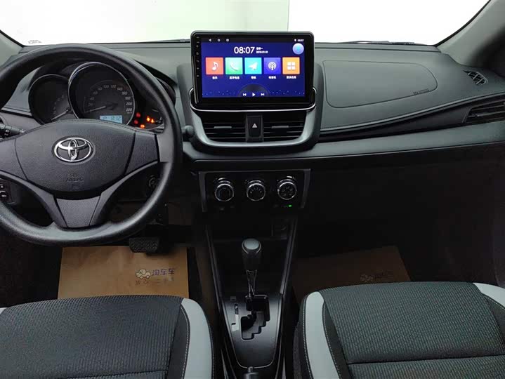 Фото 14 - Toyota Yaris L Hatchback