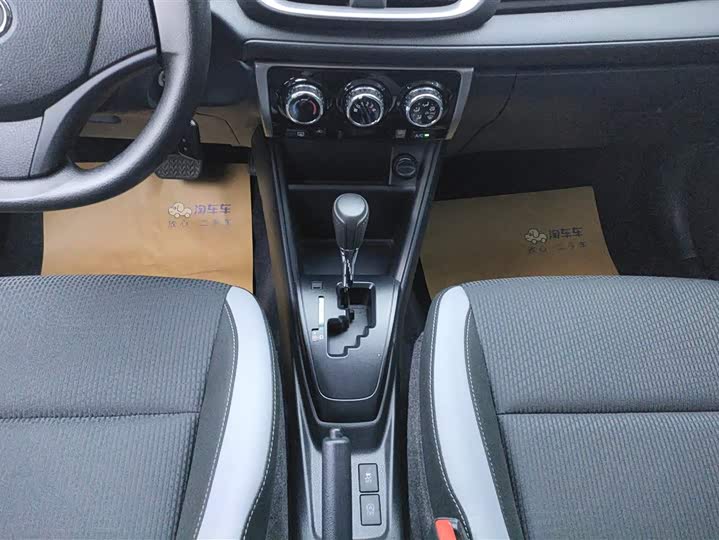 Фото 15 - Toyota Yaris L Hatchback