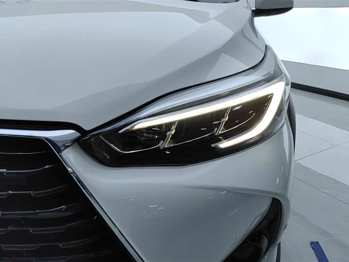 Фото 5 - Toyota Yaris L Hatchback