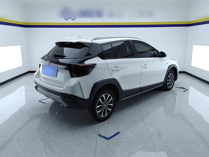 Фото 6 - Toyota Yaris L Hatchback