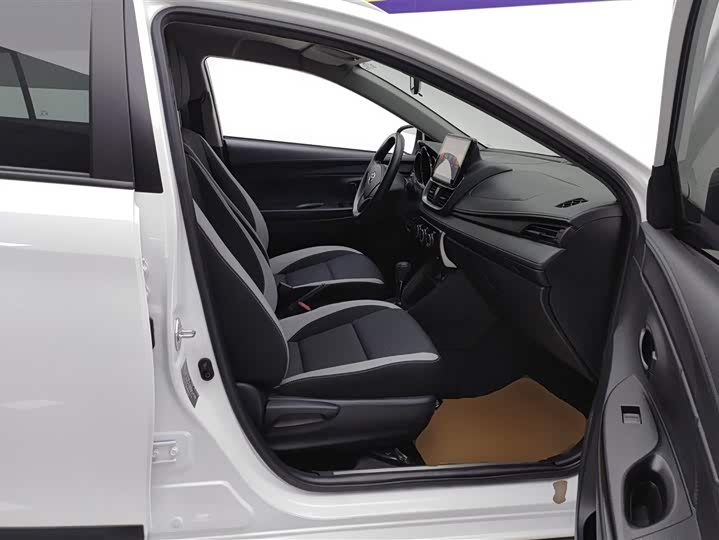 Фото 7 - Toyota Yaris L Hatchback