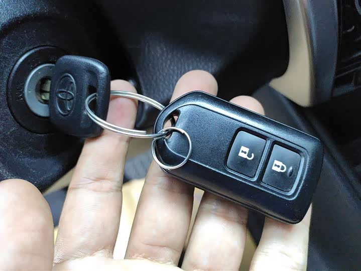 Фото 9 - Toyota Yaris L Hatchback