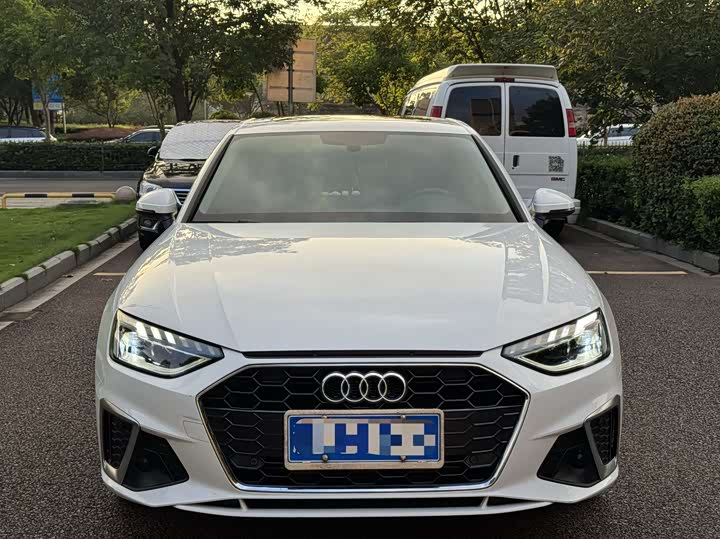 Фото 2 - Audi A4L