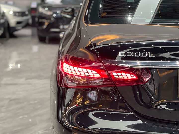 Фото 12 - Mercedes-Benz E-Class