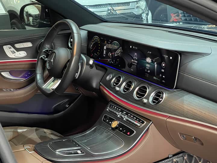 Фото 14 - Mercedes-Benz E-Class