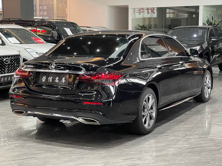 Фото 4 - Mercedes-Benz E-Class