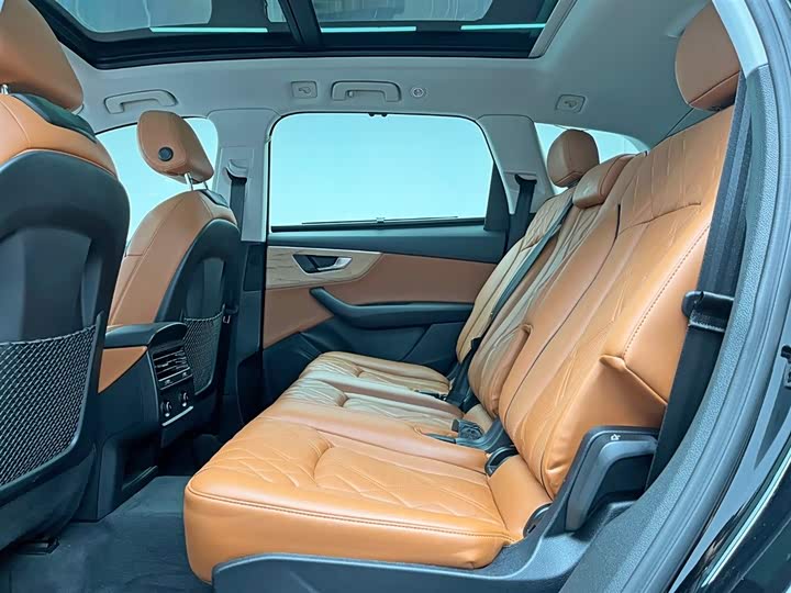 Фото 18 - Audi Q7