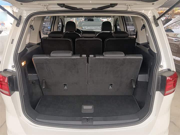 Фото 10 - Volkswagen Touran L