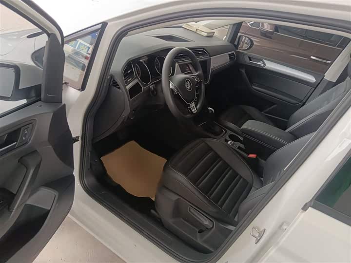 Фото 14 - Volkswagen Touran L