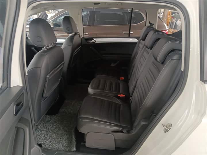 Фото 15 - Volkswagen Touran L