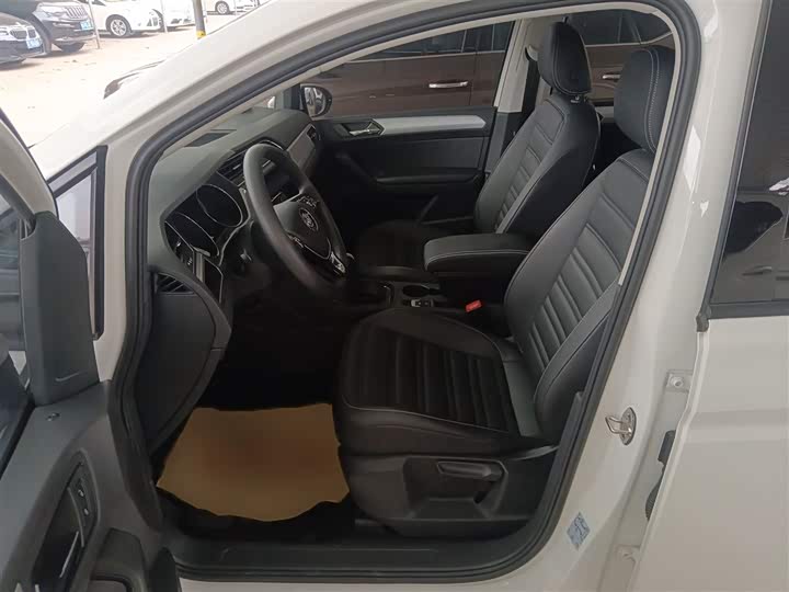 Фото 8 - Volkswagen Touran L