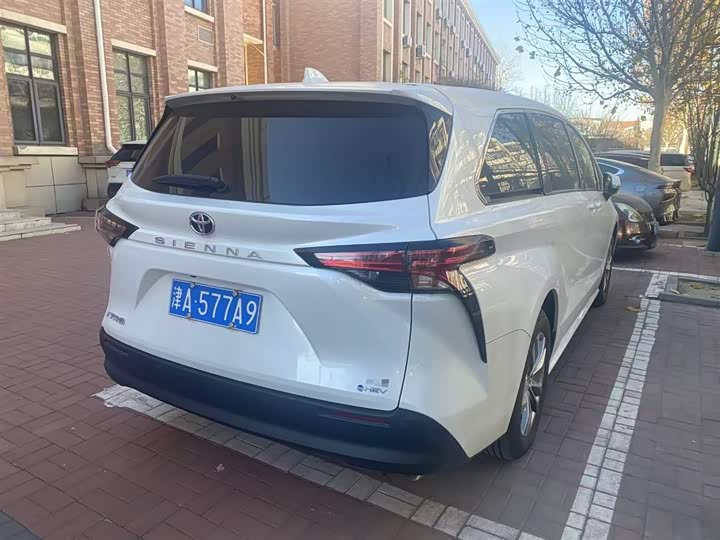 Фото 2 - Toyota Sienna