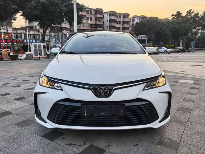 Фото 2 - Toyota Corolla