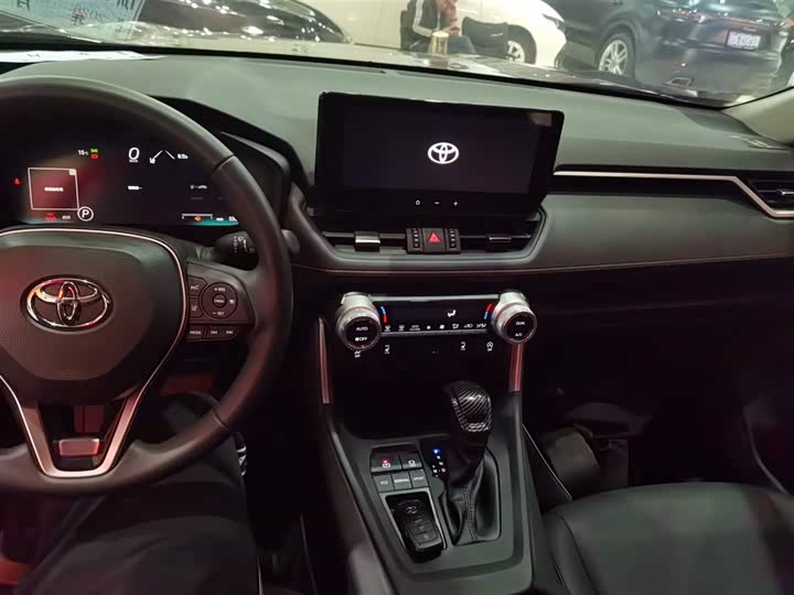 Фото 10 - Toyota RAV4