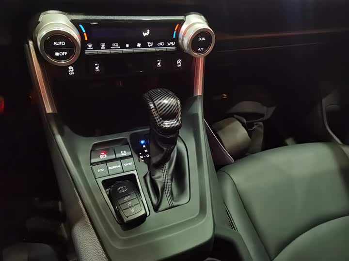 Фото 14 - Toyota RAV4