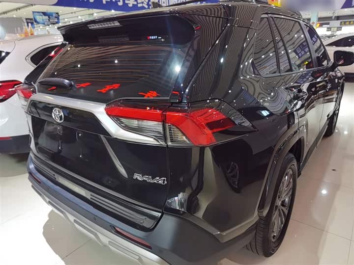 Фото 7 - Toyota RAV4