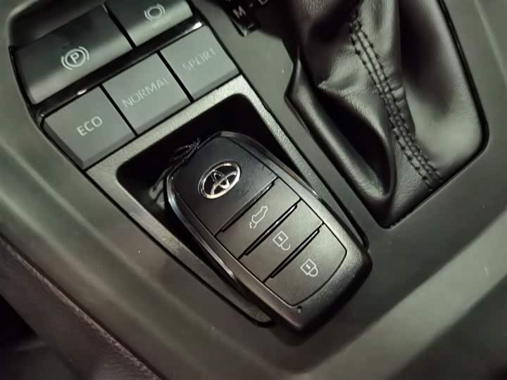 Фото 9 - Toyota RAV4